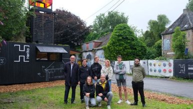 Het Veldlabo en de bijhorende uitkijktoren staan pal tegenover het historische Hooghuis.